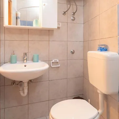 - 1 * Stari Grad (Hvar)